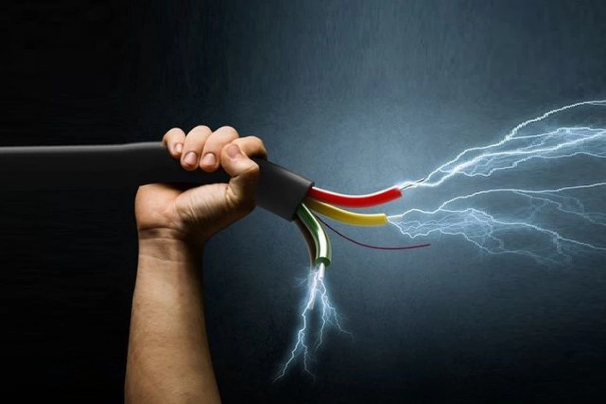 Bakıda şirkətdə fəhləni elektrik cərəyanı vuraraq öldürüb Bakıda şirkətdə fəhləni elektrik cərəyanı vuraraq öldürüb