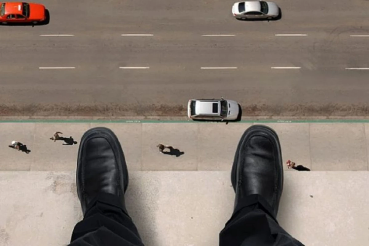 Bakıda gənc oğlan özünü hündürmərtəbəli binadan atdı - FOTO