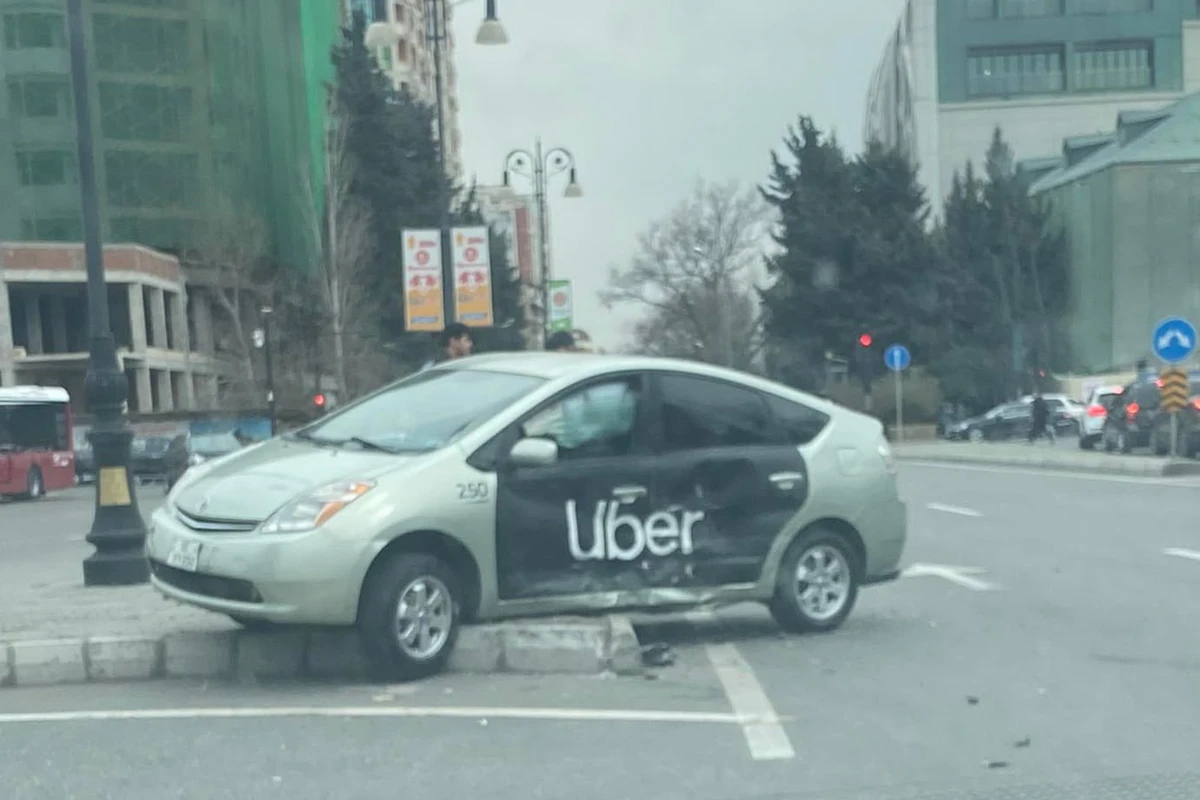 Bakıda taksi ilə Mercedes toqquşdu - VİDEO
