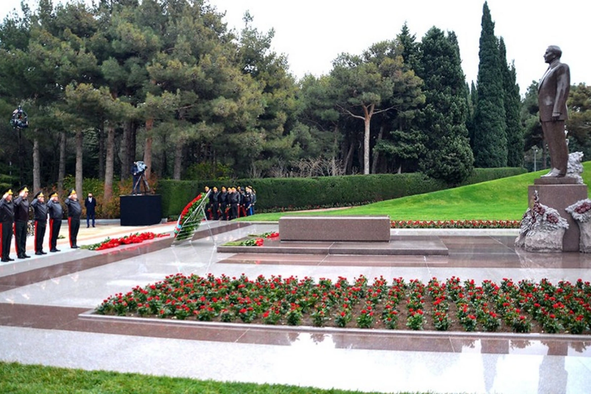 Azərbaycan Ordusunun generalları Heydər Əliyevin məzarını ziyarət edib