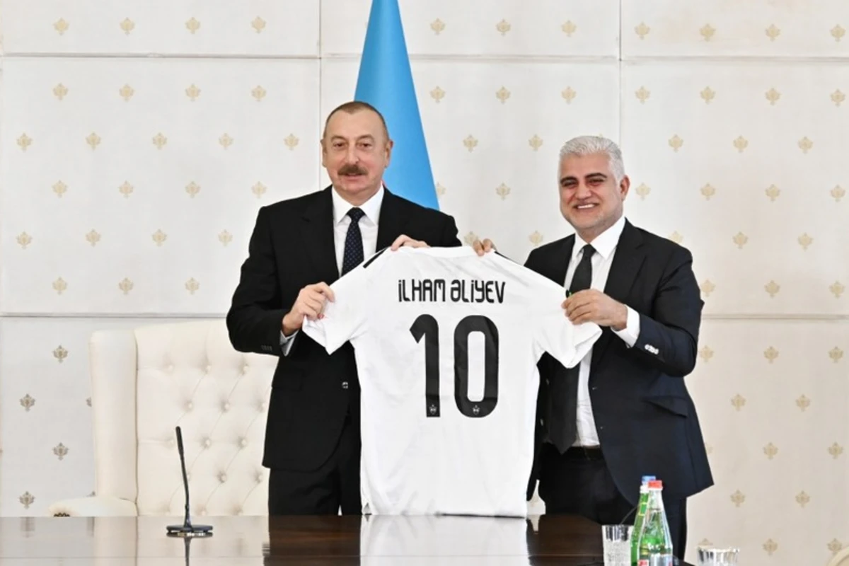 Ильхаму Алиеву подарили футболку Карабаха - ФОТО