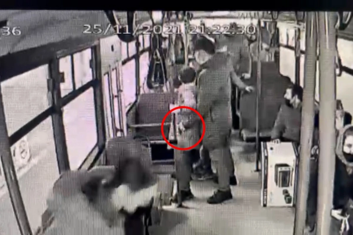 Bakıda qadının avtobusda 15 minlik qızılını belə oğurladılar - ANBAAN VİDEO