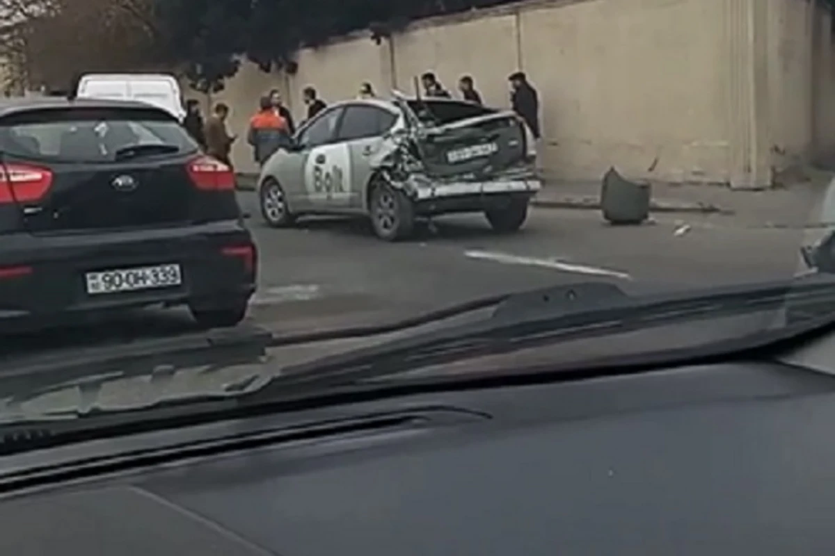 Bakıda Bolt sürücüsü qəza törətdi - VİDEO