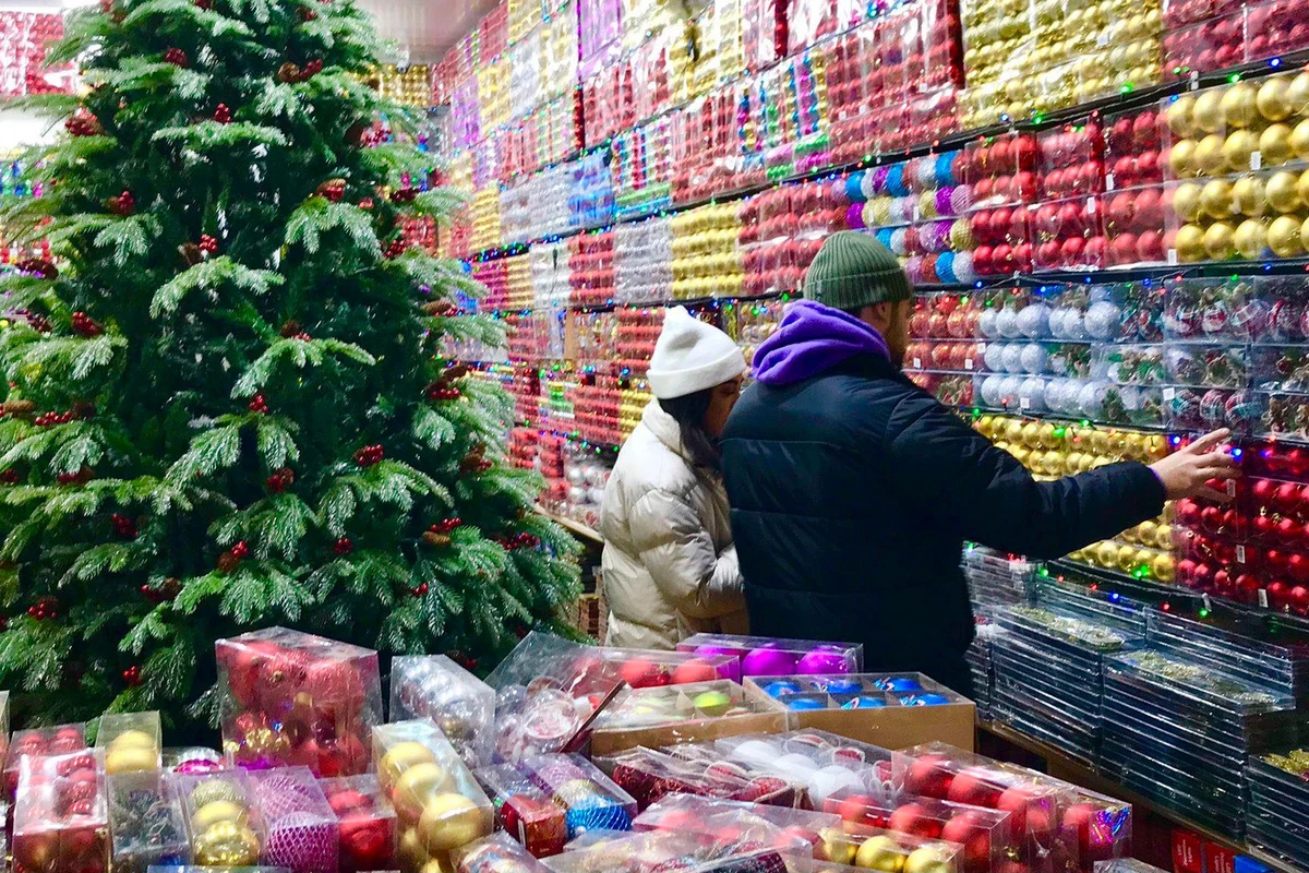 Британский посол отправился за покупками в ТЦ Садарак - ФОТО
