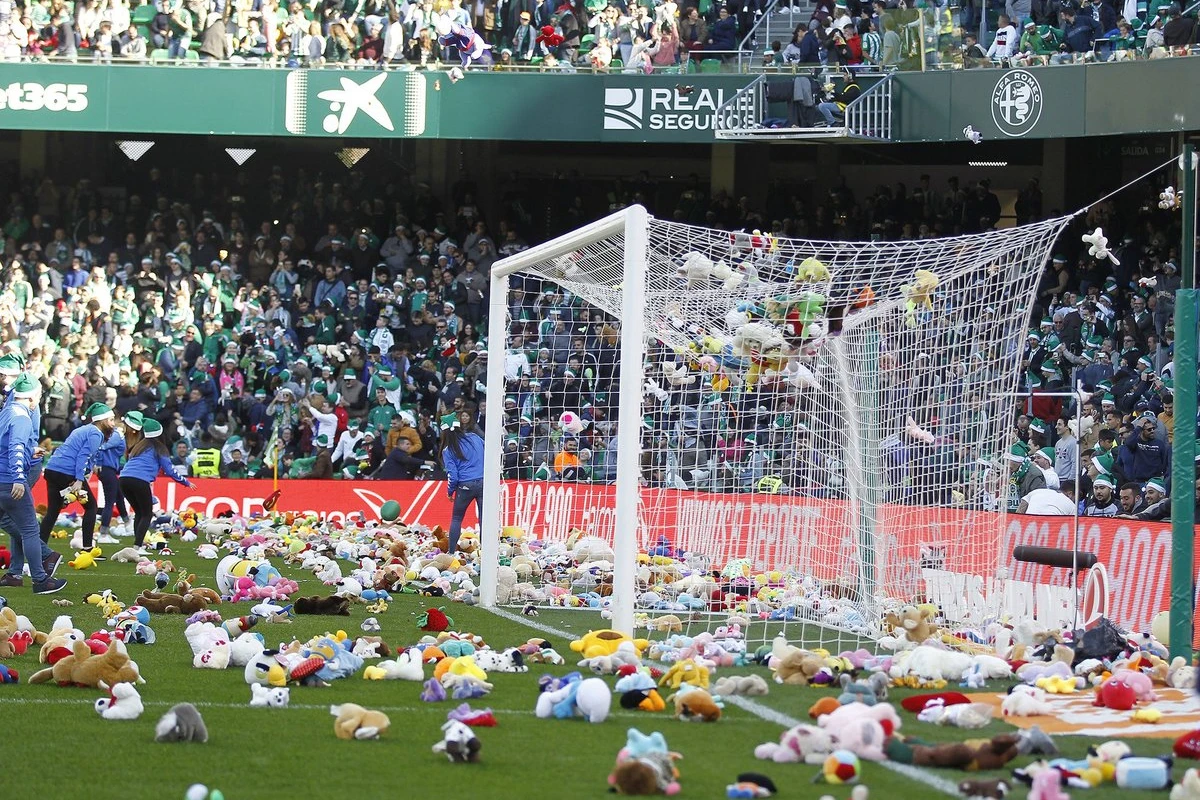 Real Betis azarkeşlərindən kimsəsiz uşaqları sevindirəcək sürpriz - VİDEO