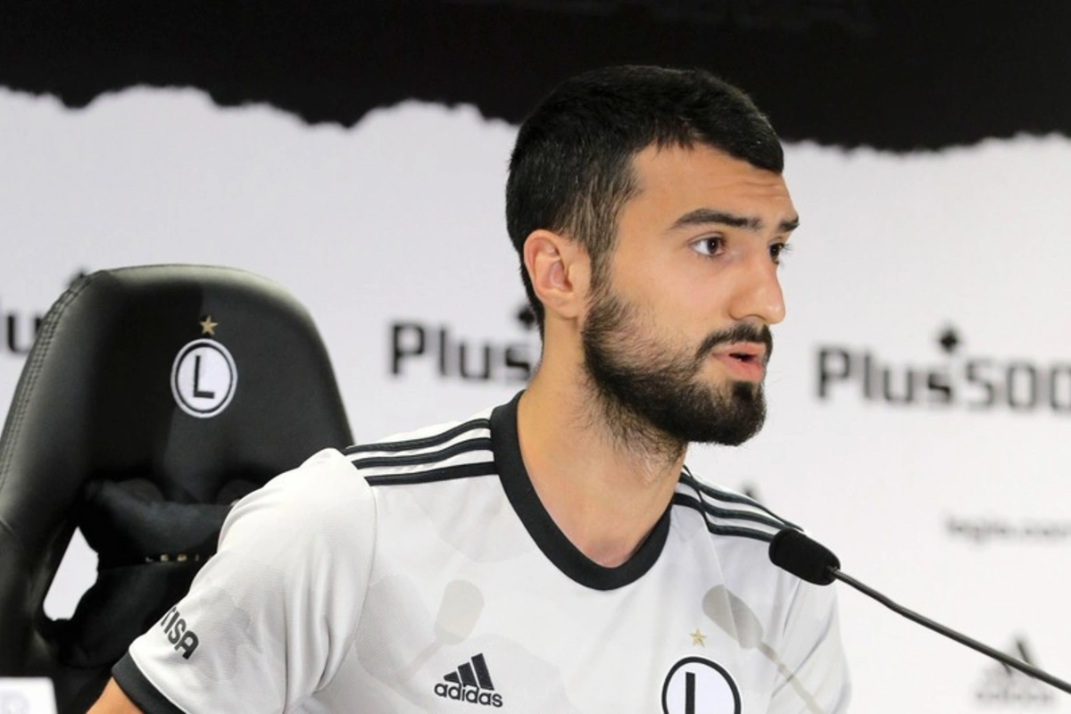 Azarkeşlərin hücumu nəticəsində zərbədən Mahir Emrelinin başı şişib