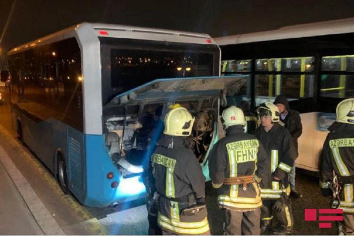 В Баку загорелся пассажирский автобус прямо во время движения - ВИДЕО