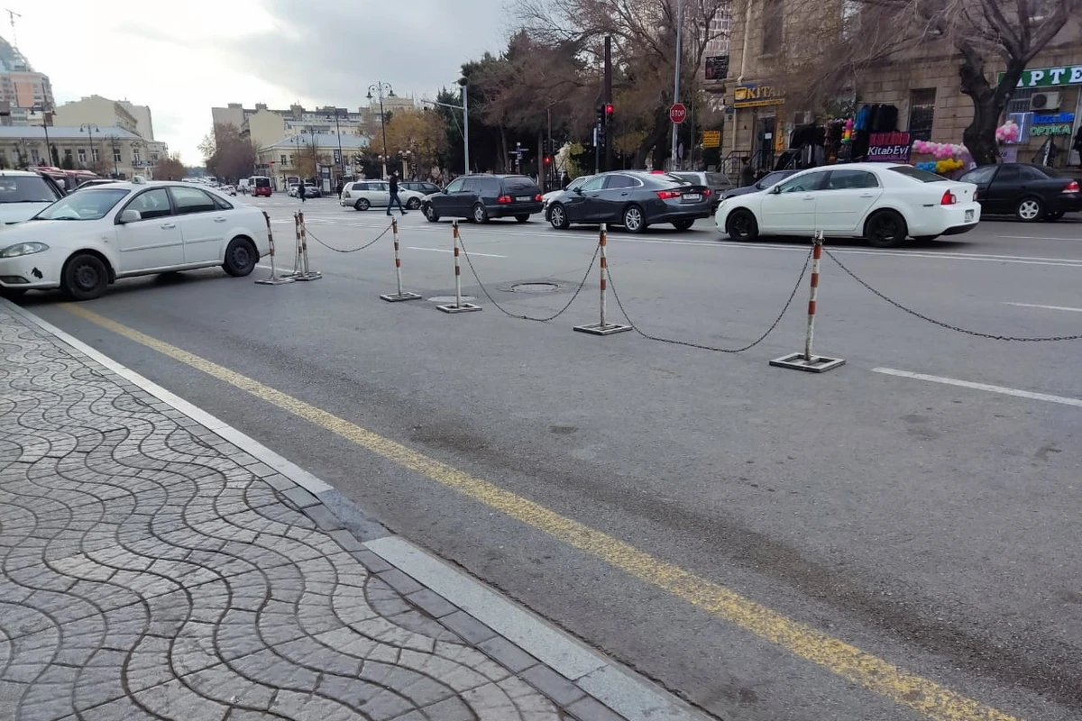 Bakıda acınacaqlı vəziyyət: Yolu bağlayıb, heç kimi maşın saxlamağa qoymurlar - VİDEO