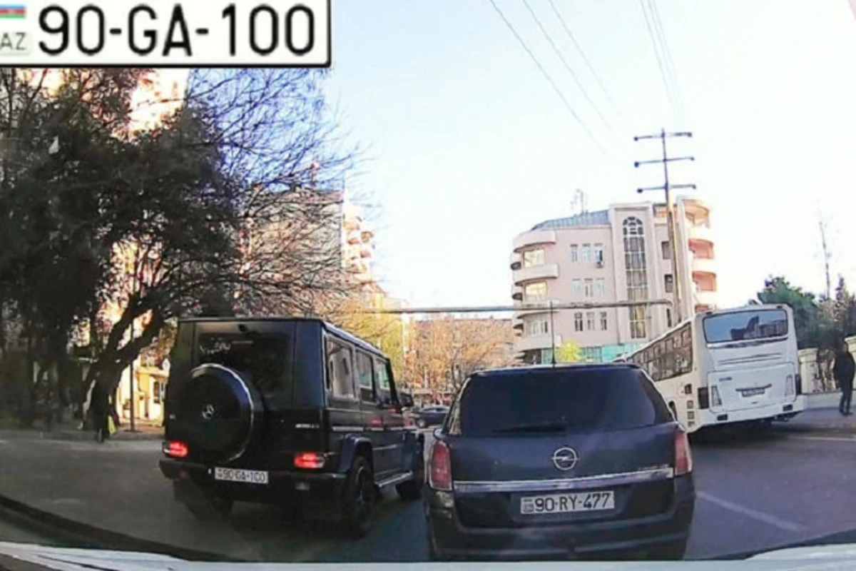 В Баку водитель Gelandewagen устроил шоу на глазах у дорожной полиции - ВИДЕО