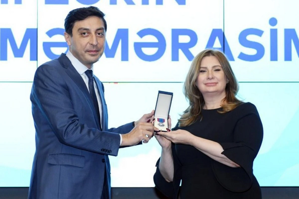 Fərid Qayıbov təltif olunmuş şəxslərə mükafatları təqdim edib
