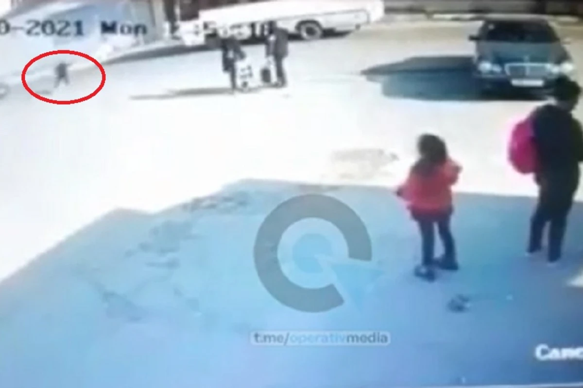 В Азербайджане автомобиль насмерть сбил школьника - ВИДЕО