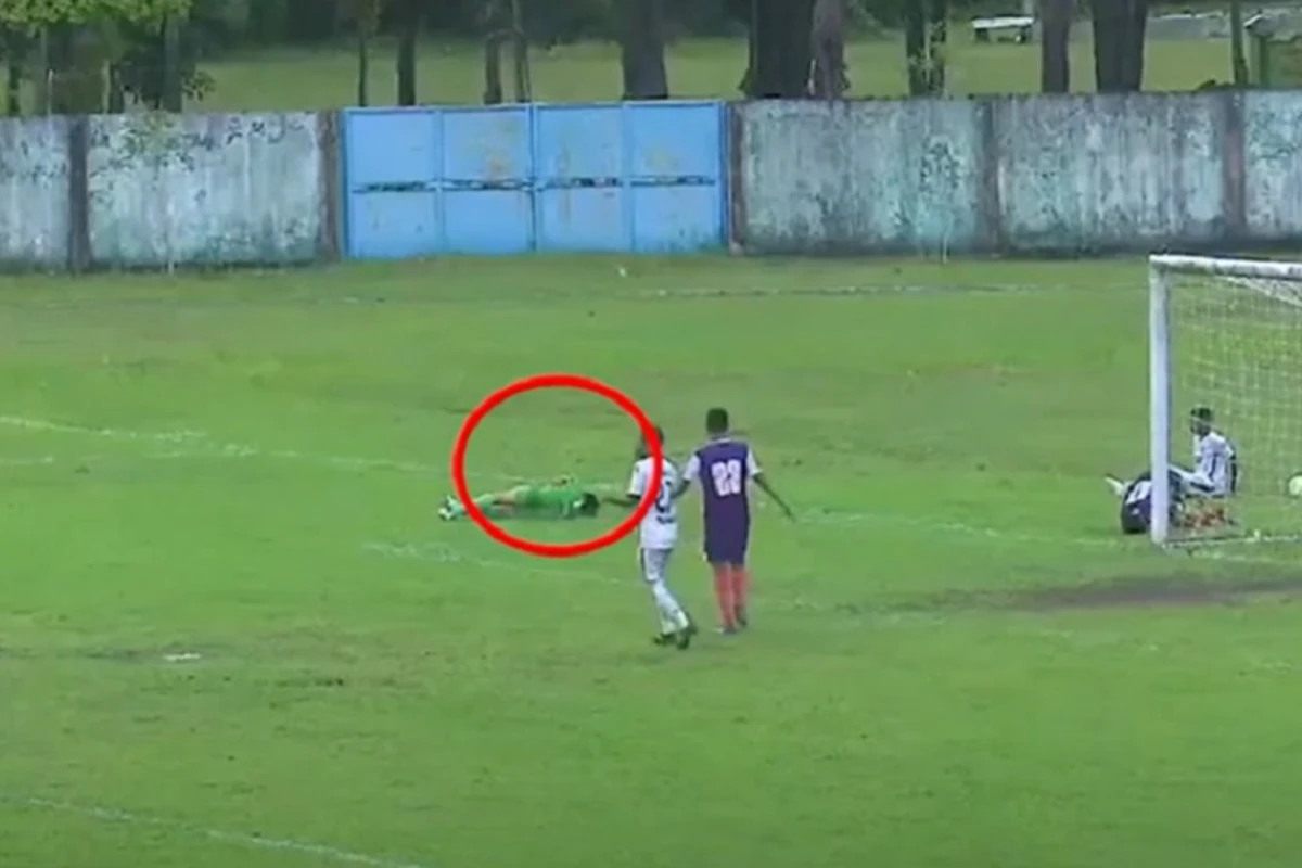 Futbol matçı zamanı qapıçı vəfat etdi - VİDEO