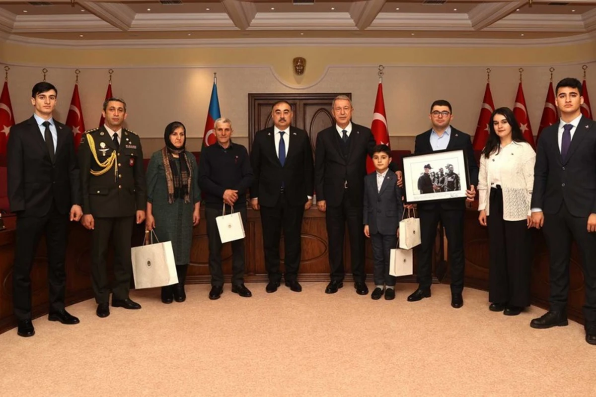 Hulusi Akar şəhid Valeh Məmiyevin ailə üzvləri ilə görüşüb - FOTO