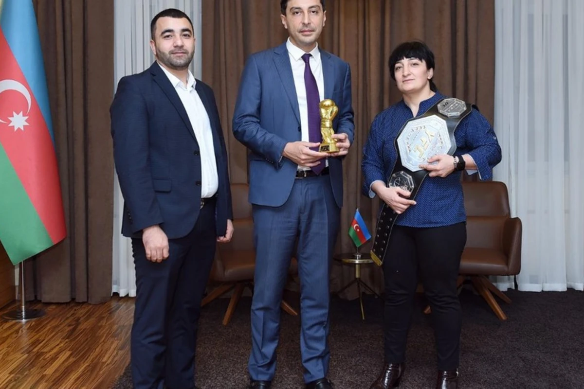 Fərid Qayıbov erməniyə qalib gələn idmançı ilə görüşüb