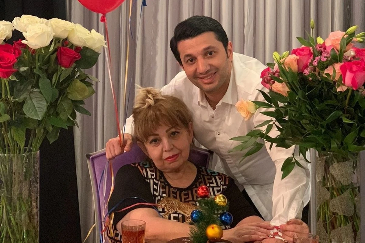Xəyyam Nisanov anasını belə təbrik etdi  - FOTO