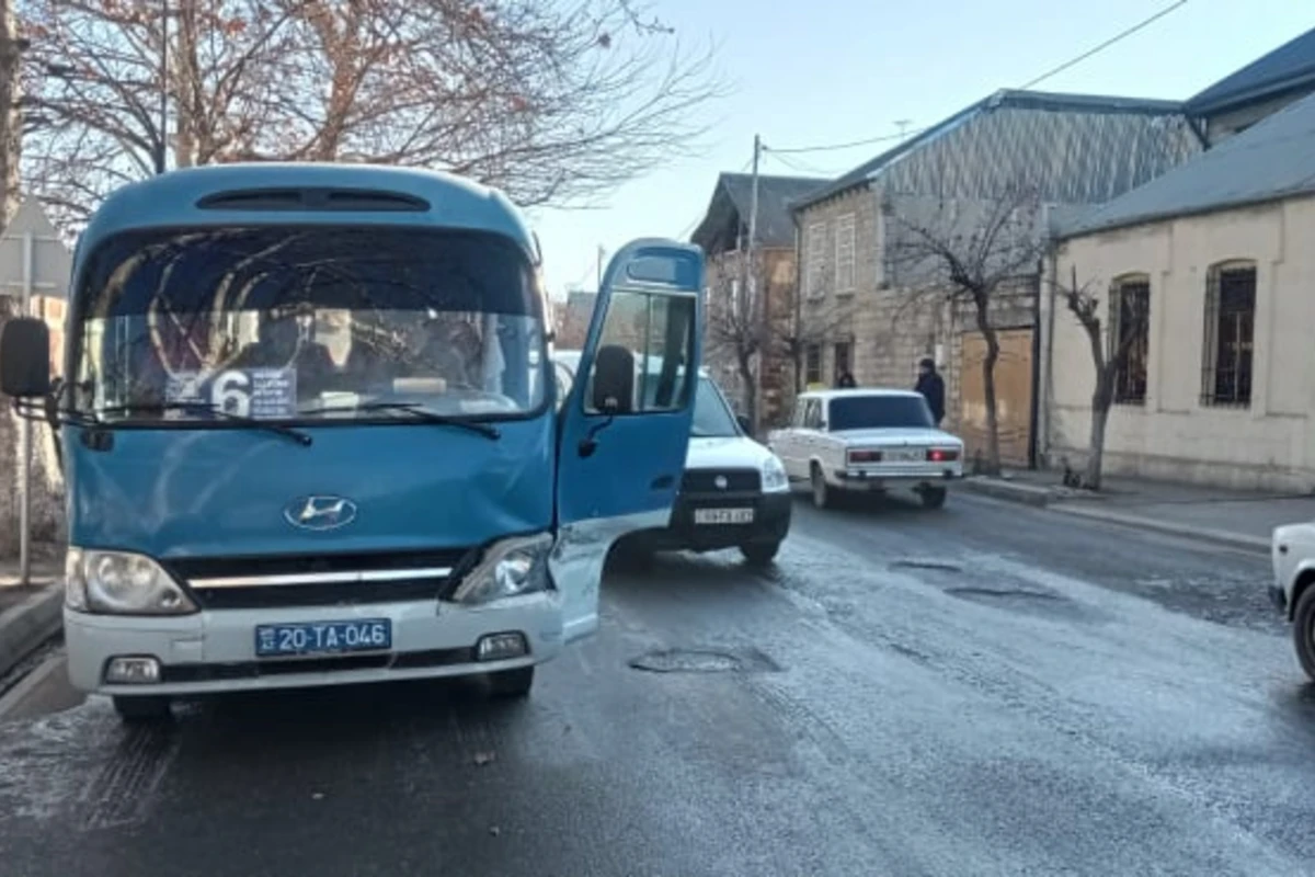 Gəncədə yolun buzlaşması qəzaya səbəb oldu, sərnişin avtobusu minik maşını ilə toqquşdu - FOTO