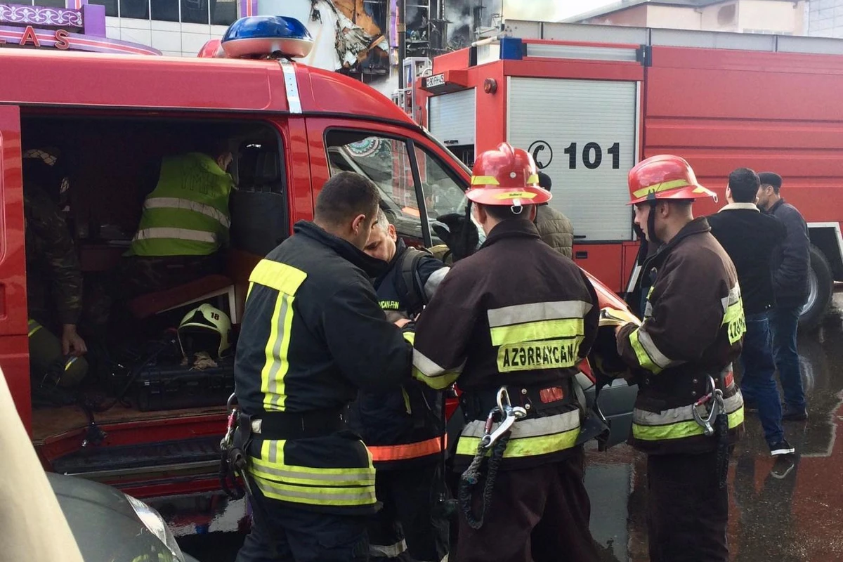 В Баку произошел пожар в доме, есть пострадавший