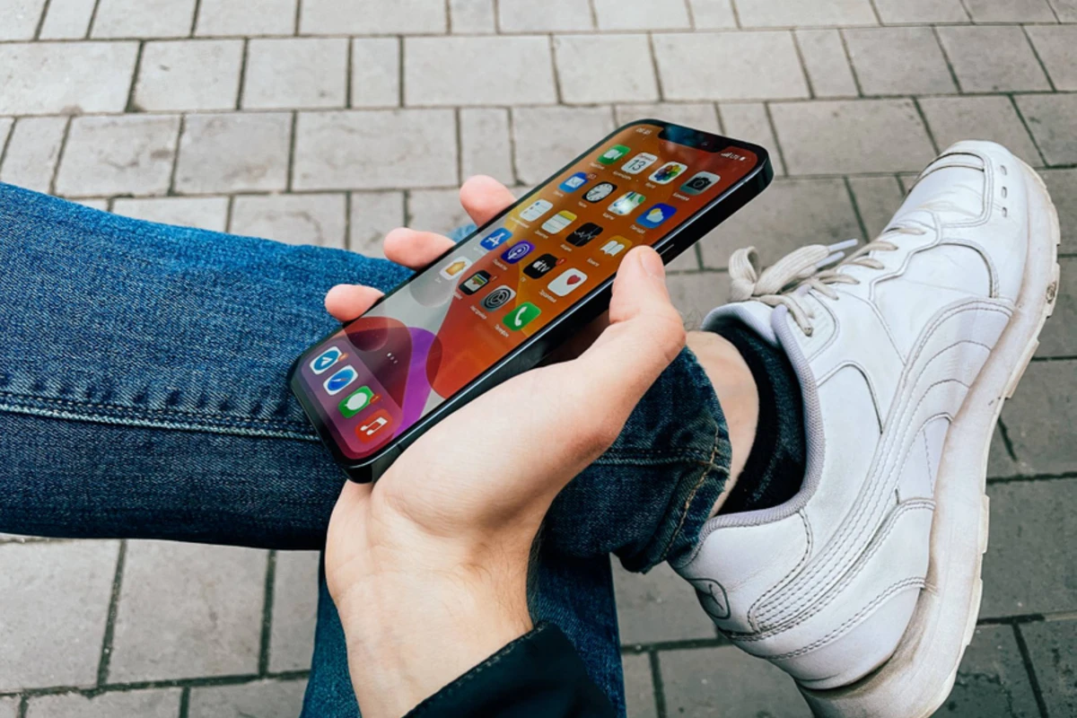 Мужчина купил в интернете iPhone 13 Pro Max, но получил шоколадку - ФОТО