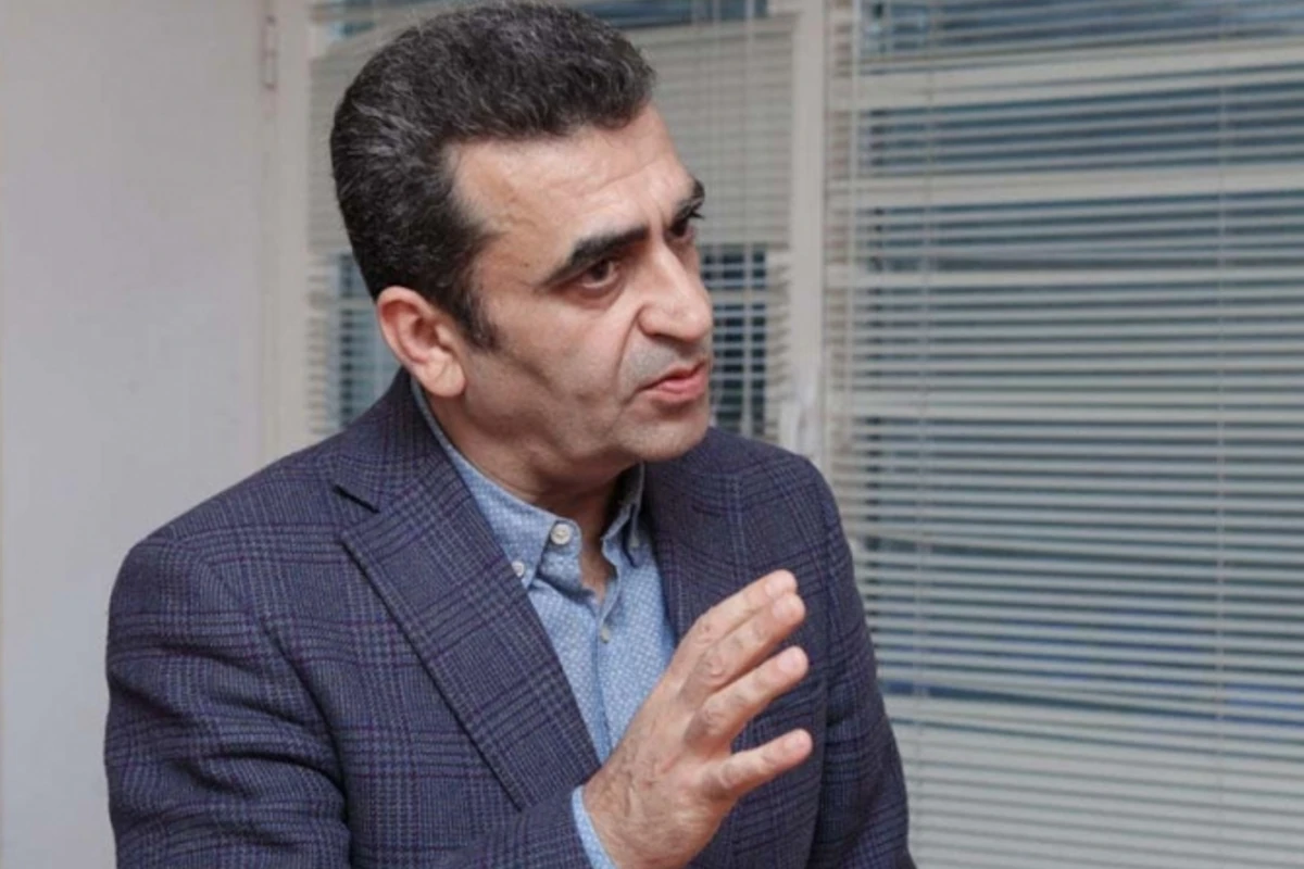 Kamran Həsənli: Məscidə girəndə ayaqqabımı niyə çıxarmalıyam?