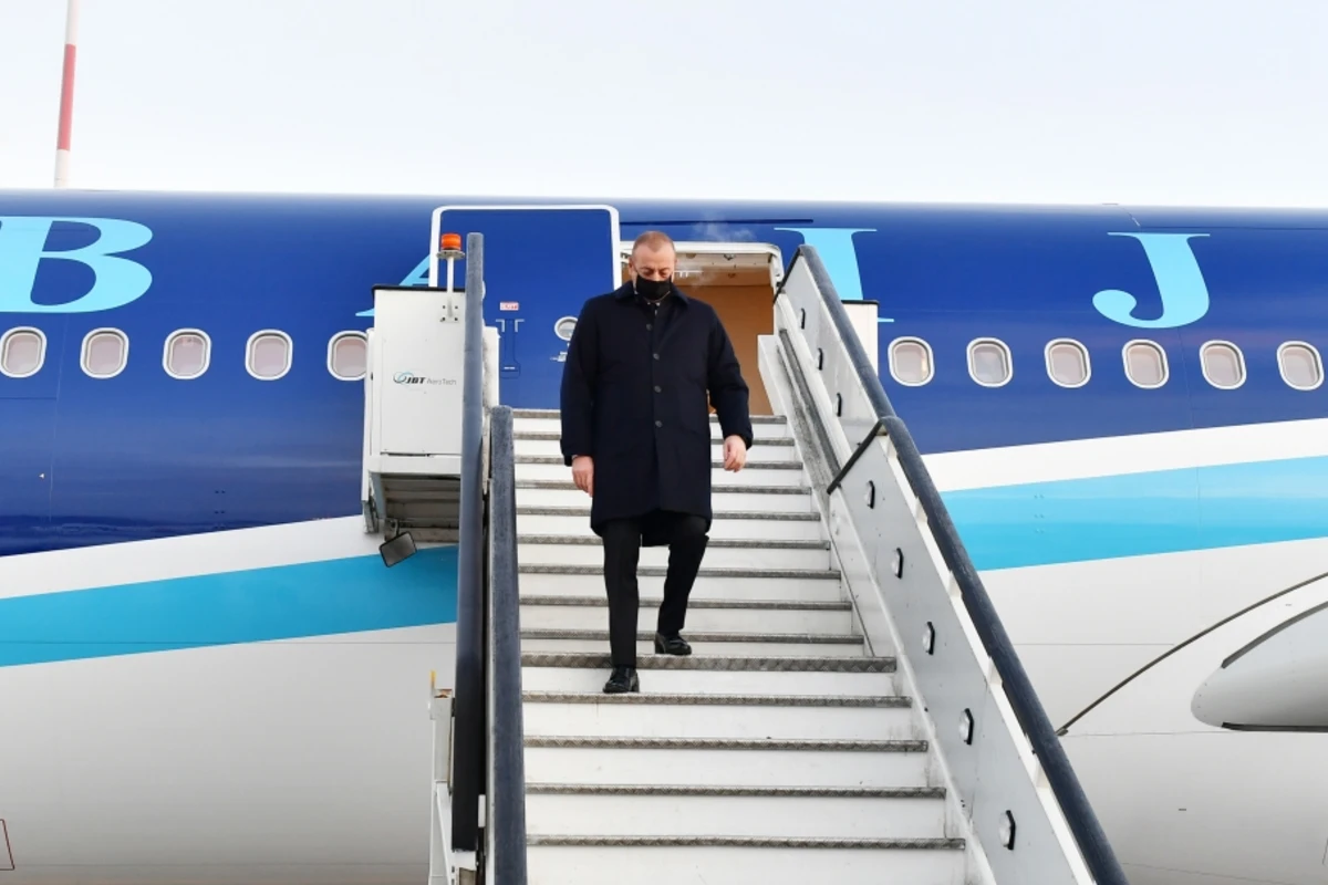 Президент Ильхам Алиев отбыл с визитом в Санкт-Петербург - ФОТО