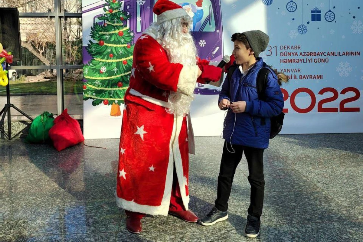 Bakı metrosunda sərnişinlərə Yeni il sürprizi - FOTO/VİDEO