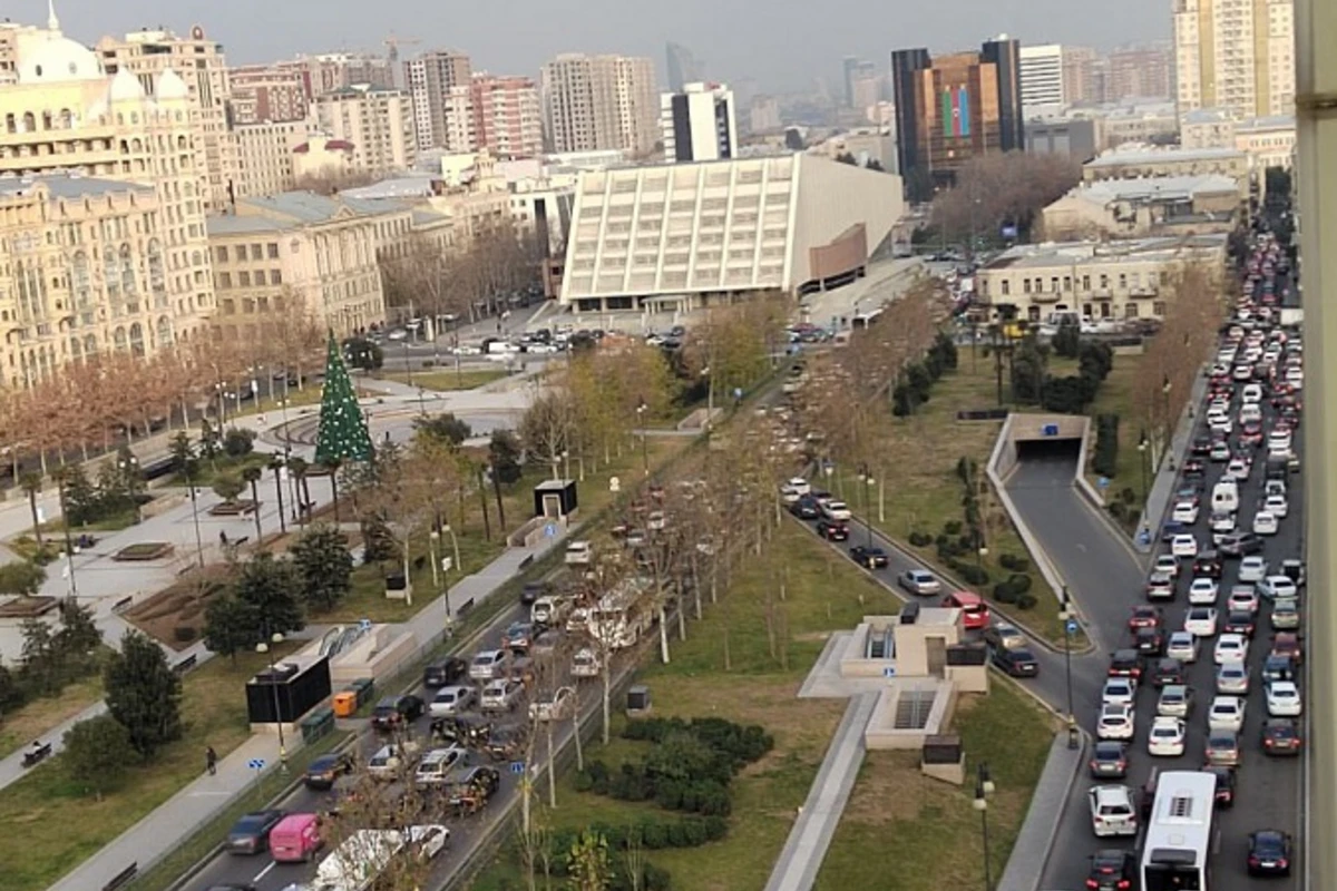 Bakının mərkəzi yolları və prospektlərində hərəkət dayandı -  VİDEO/FOTO
