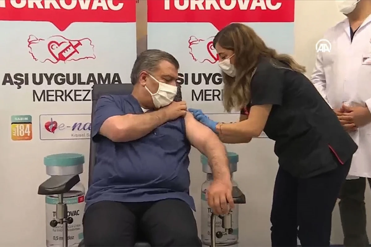 Türkiyənin səhiyyə naziri TURKOVAC vaksini vurdurdu - VİDEO