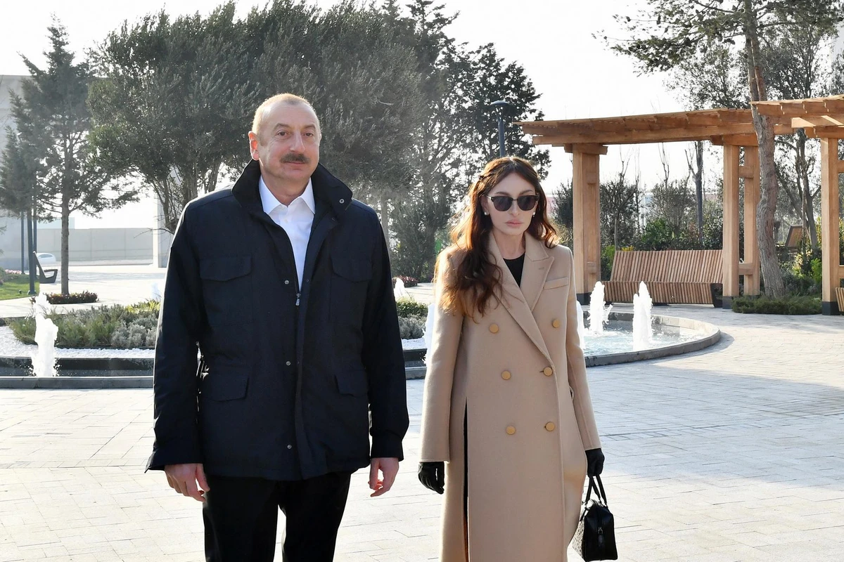 İlham Əliyev və Mehriban Əliyeva Bakıda yeni təmir olunmuş parkda - FOTO