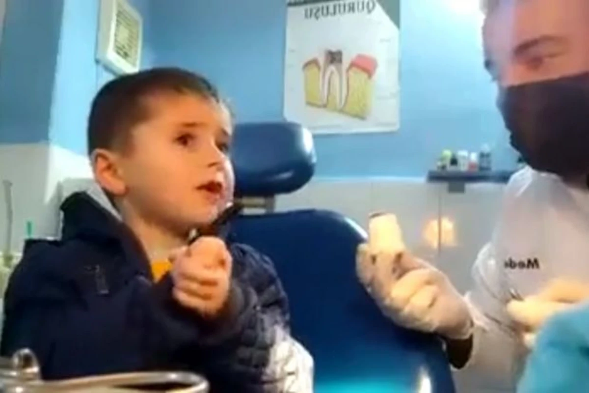 Uşaqla videosu yayılan stomatoloq: “Rəylərdə hamı soruşur ki, balacanın dişini çəkdiniz, yoxsa yox?” - VİDEO Uşaqla videosu yayılan stomatoloq: “Rəylərdə hamı soruşur ki, balacanın dişini çəkdiniz, yoxsa yox?” - VİDEO