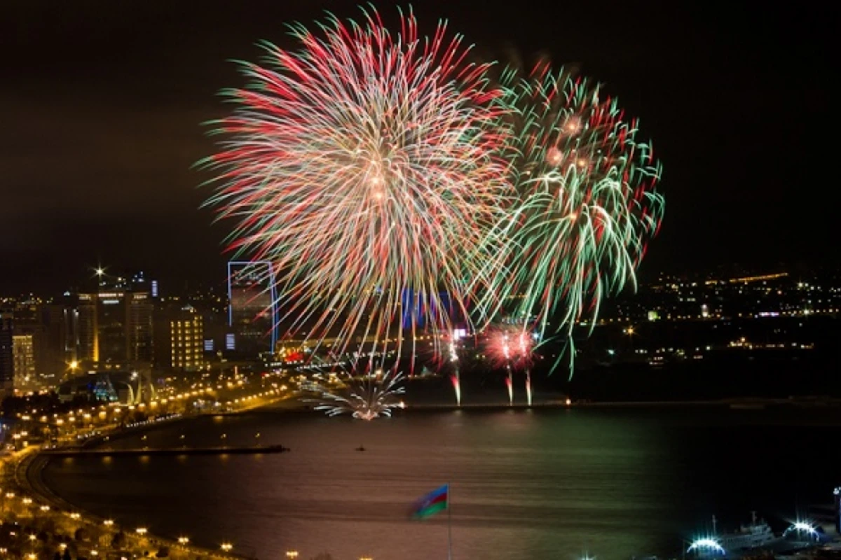 Bakıda möhtəşəm atəşfəşanlıq - YENİLƏNİB