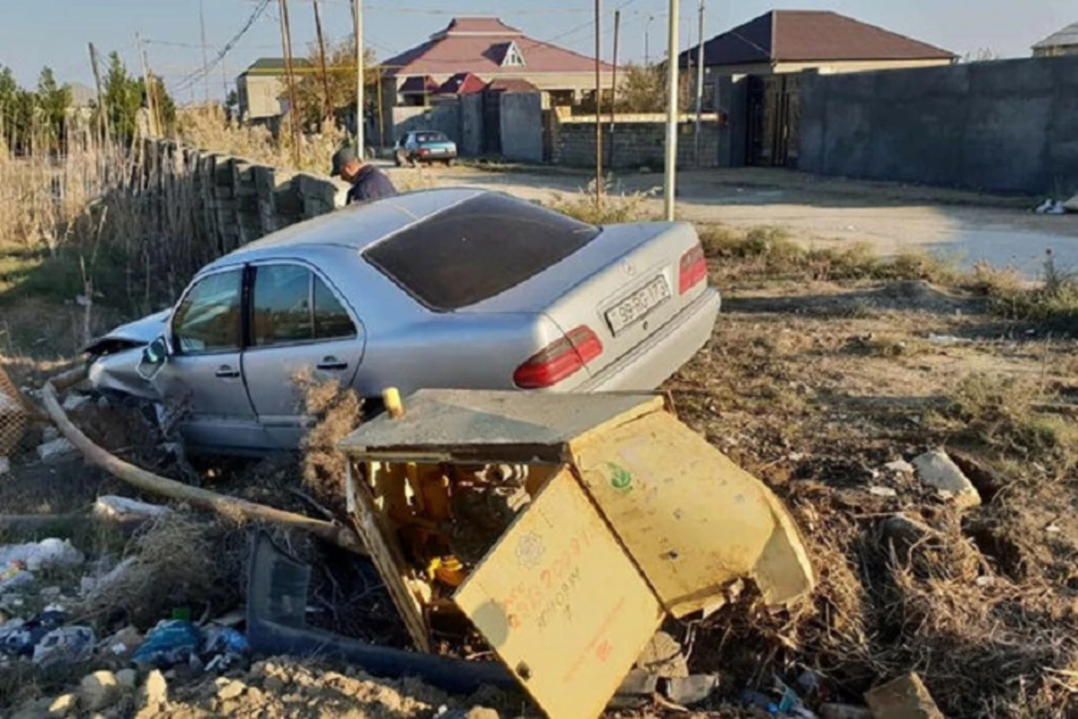 Sabirabadda avtomobil qaz xəttinə çırpılıb, sürücü ölüb Sabirabadda avtomobil qaz xəttinə çırpılıb, sürücü ölüb