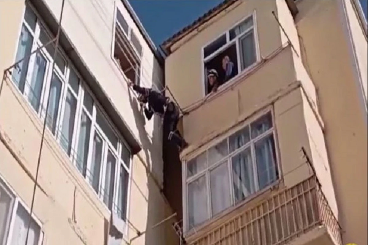 Sumqayıtda beşinci mərtəbədə köməksiz qalan uşaq xilas edildi - ANBAAN VİDEO