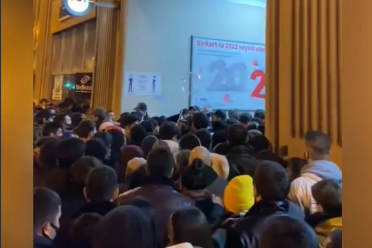 Столпотворение в новогоднюю ночь в центре Баку - ВИДЕО