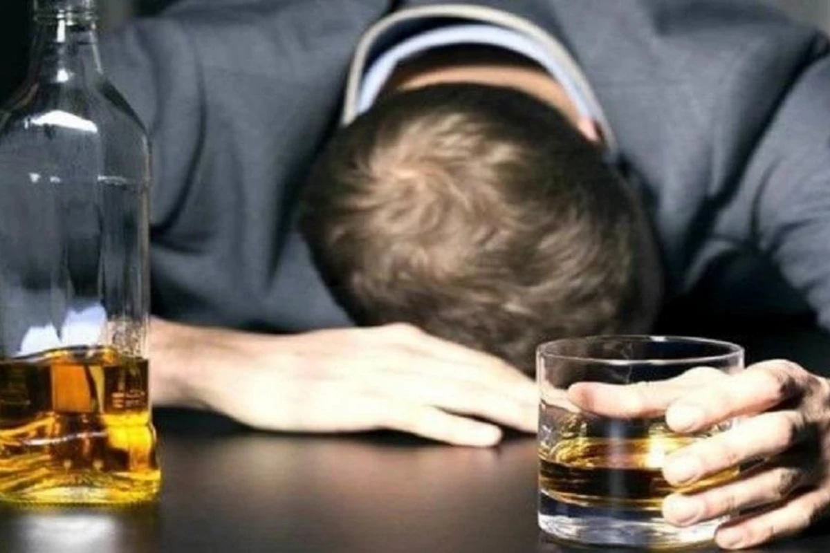 Yeni ilin ilk günü sərxoş kişi təcili yardım işçilərinə və polisə problem yaratdı