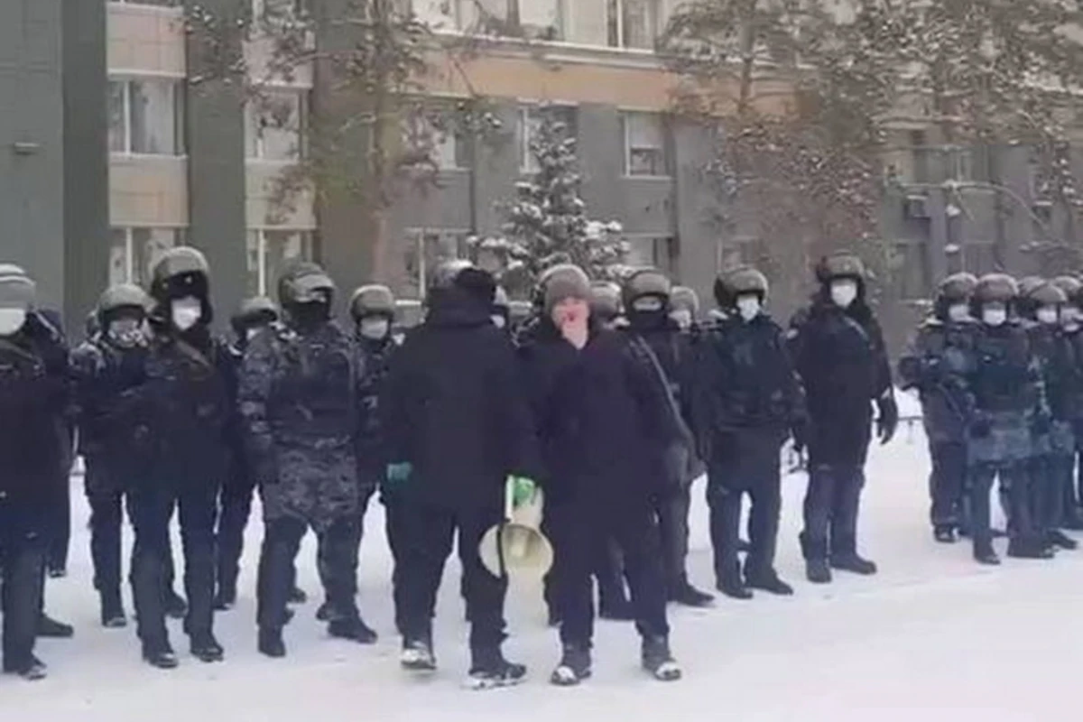 Qazaxıstanda polis nümayişçilərə dəstək verdi - VİDEO