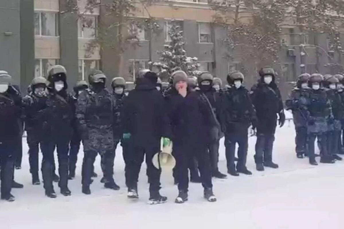 Протесты в Казахстане: Полицейские в Актобе перешли на сторону протестующих - ВИДЕО