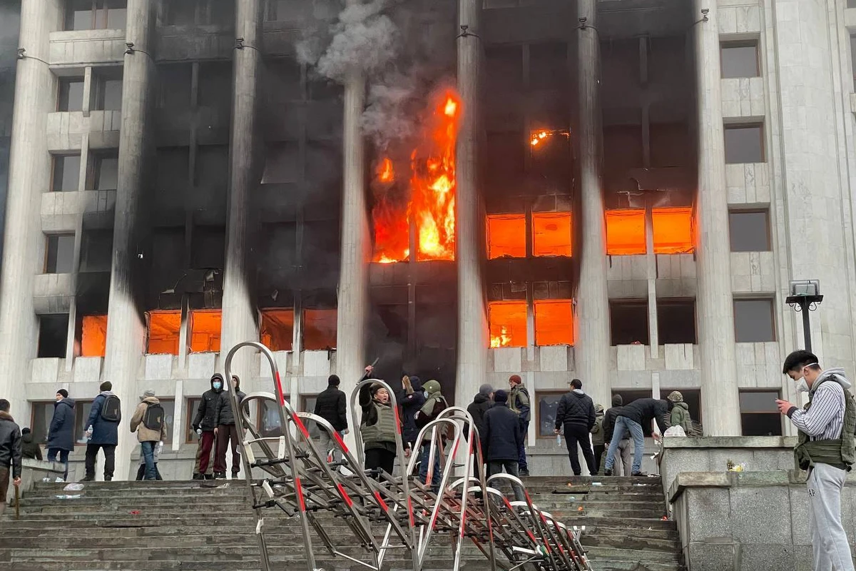 В Алматы началась интенсивная перестрелка между военными и вооруженными людьми - ВИДЕО
