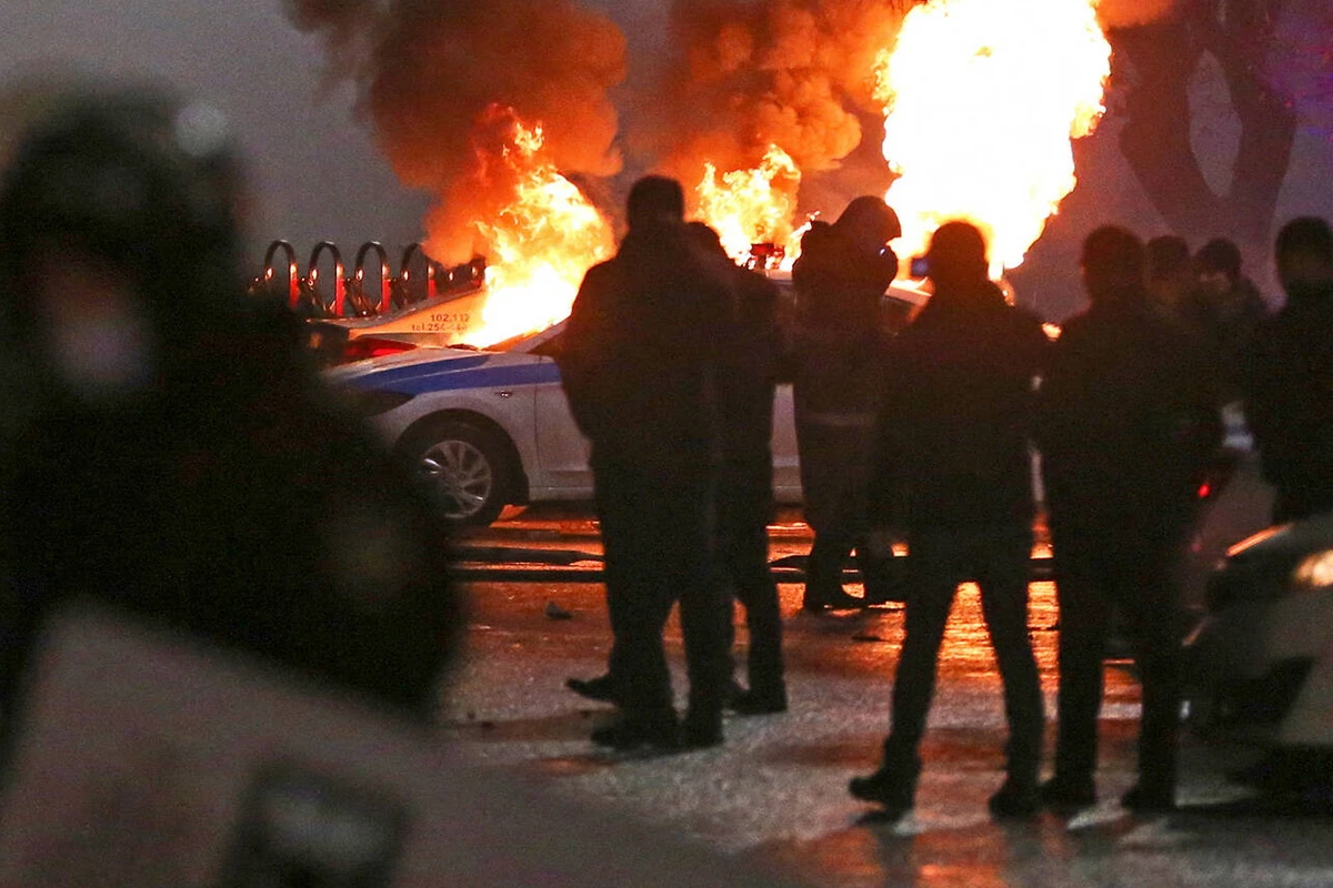 Almatıda 12 polis əməkdaşı öldürüldü