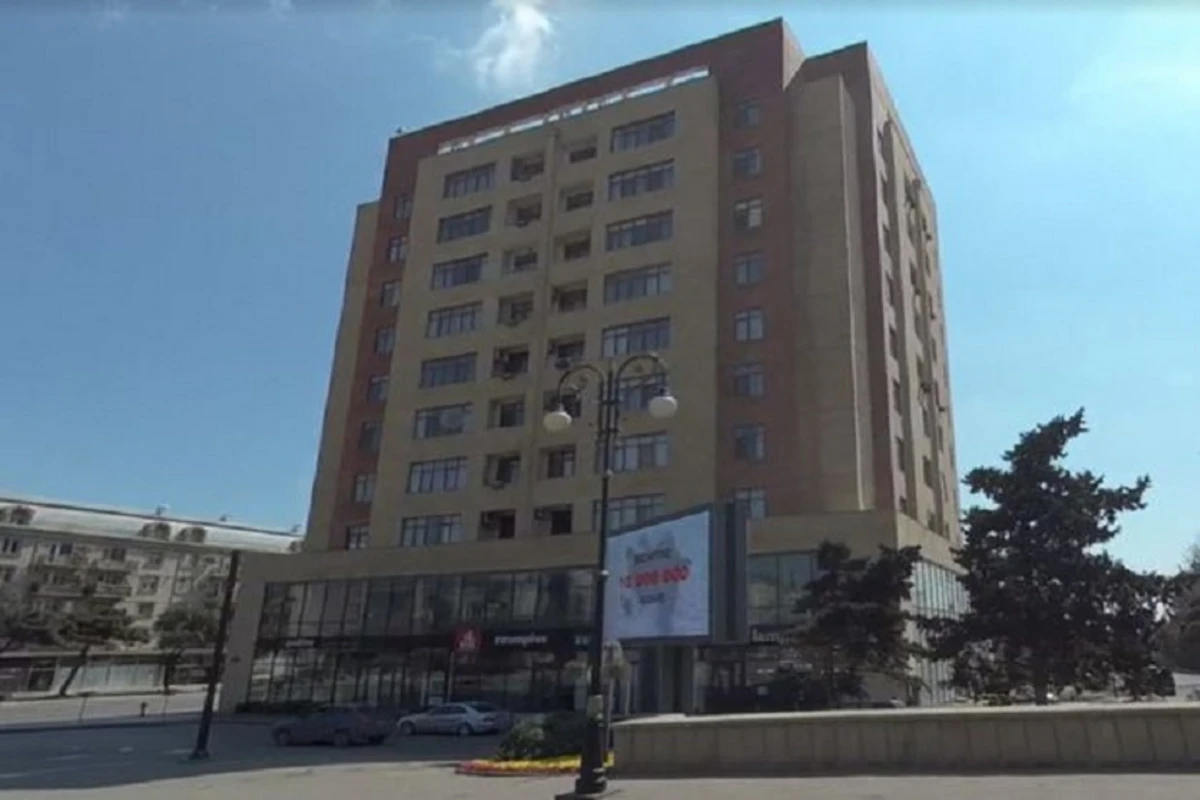 Многоэтажное здание в центре Баку будет снесено