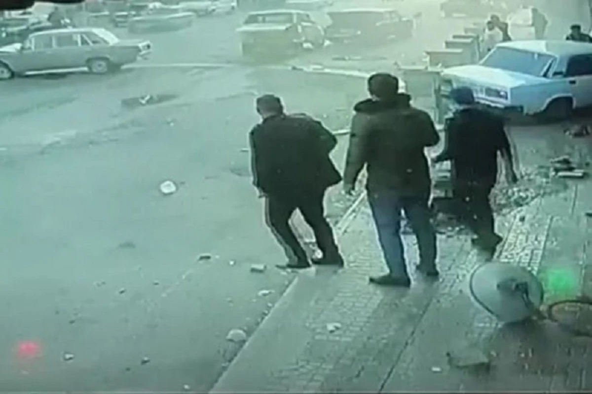 В Азербайджане автомобиль после аварии въехал в магазин - ВИДЕО