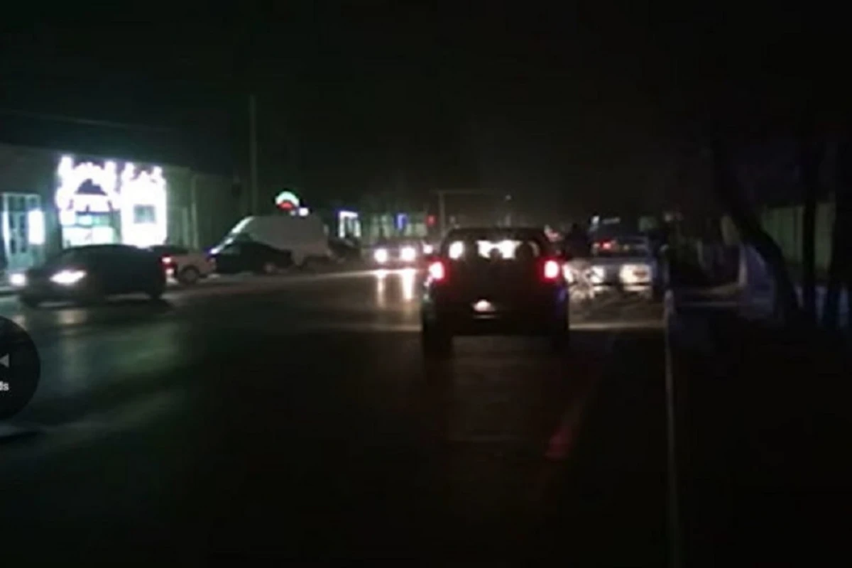 Погрузившиеся во тьму центральные улицы и проспекты Кюрдамира - ВИДЕО