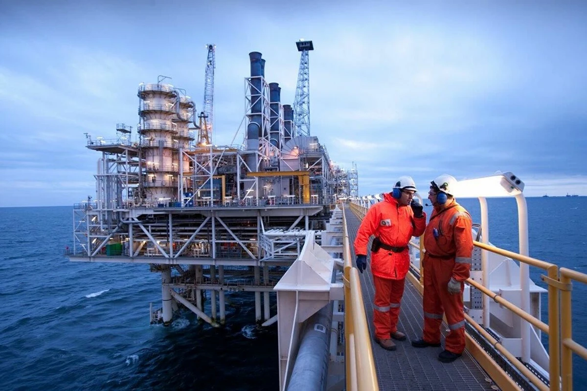 SOCAR эвакуировал 82 сотрудников с морских платформ