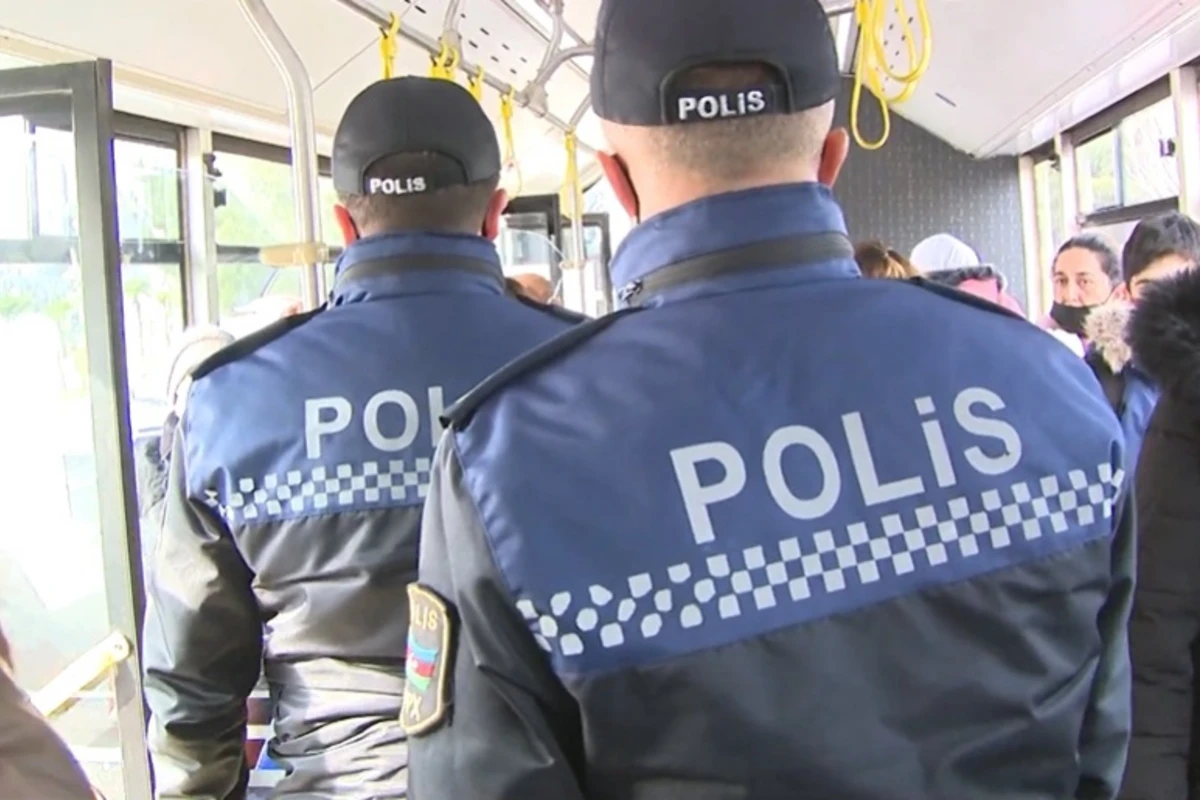 Polis avtobusda sərnişinləri cərimələdi - VİDEO Polis avtobusda sərnişinləri cərimələdi - VİDEO