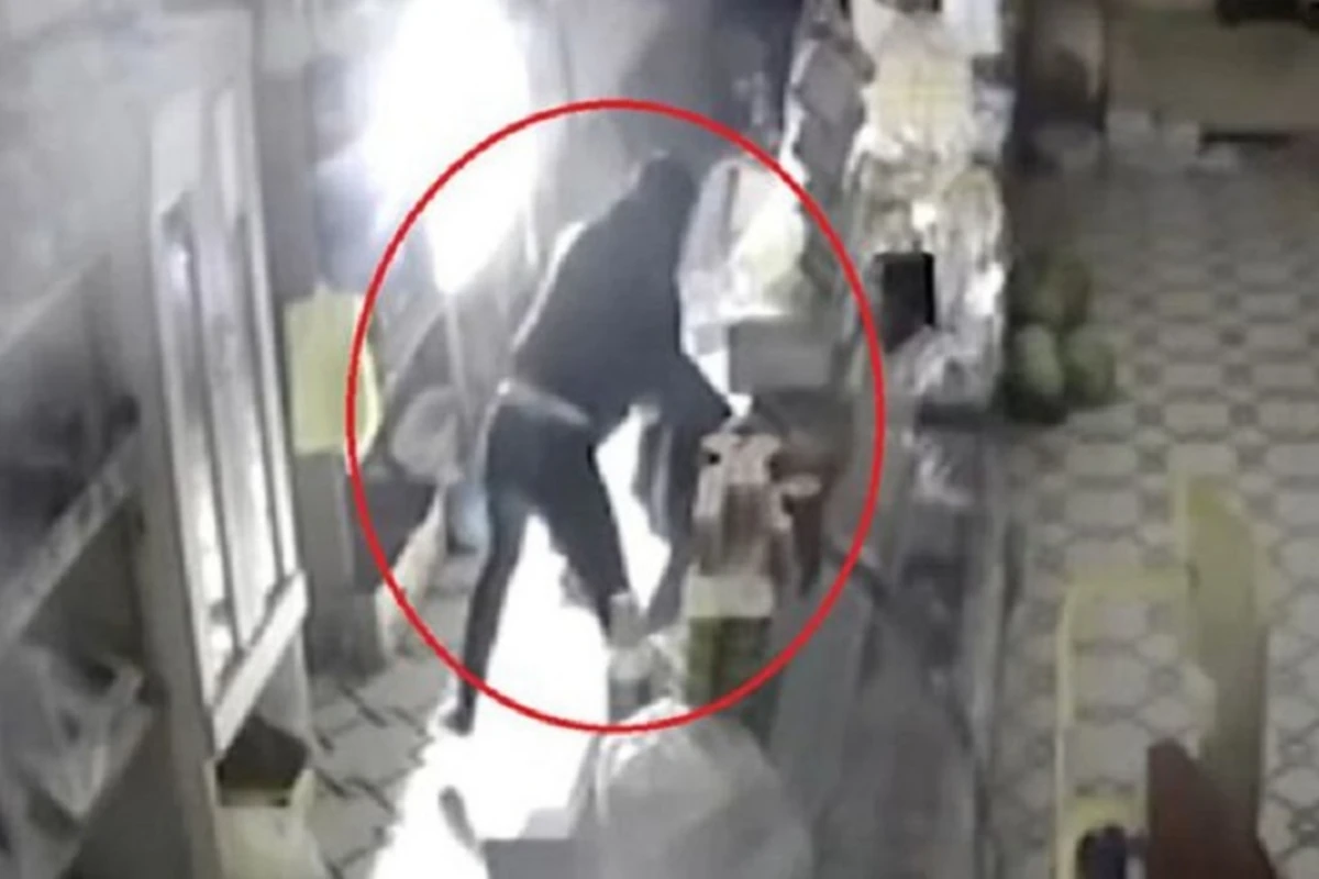 Bakıda qəribə oğurluq: Apardığı pulu “qələt eləmişəm” məktubu ilə geri qaytardı Bakıda qəribə oğurluq: Apardığı pulu “qələt eləmişəm” məktubu ilə geri qaytardı