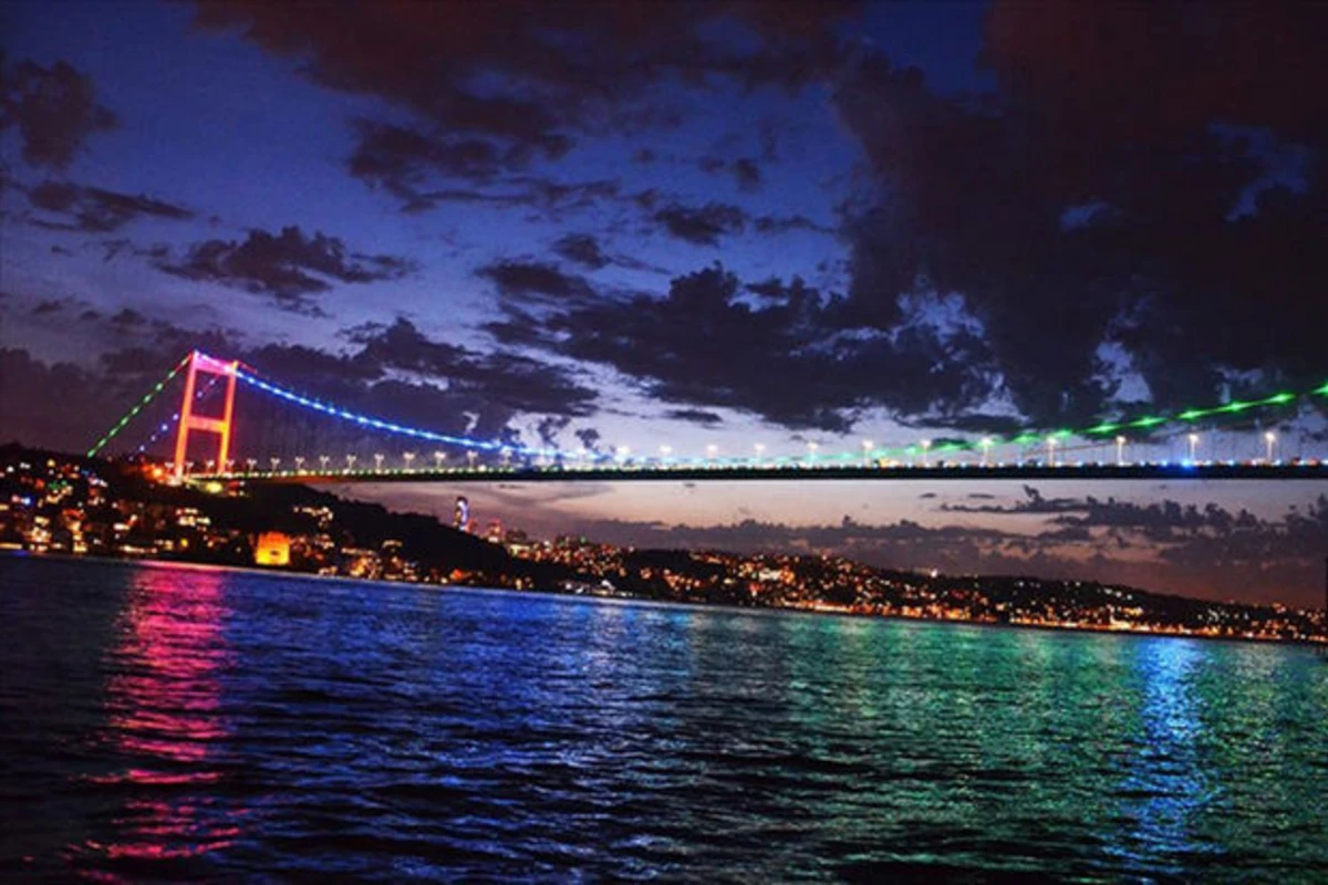 İstanbulun məşhur körpüsü Azərbaycan bayrağının rəngləri ilə işıqlandırılıb - FOTO İstanbulun məşhur körpüsü Azərbaycan bayrağının rəngləri ilə işıqlandırılıb - FOTO