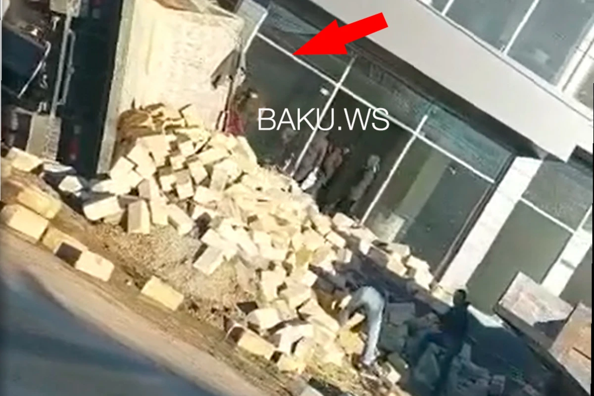KamAZ aşdı, daşlar yola dağıldı - VİDEO KamAZ aşdı, daşlar yola dağıldı - VİDEO