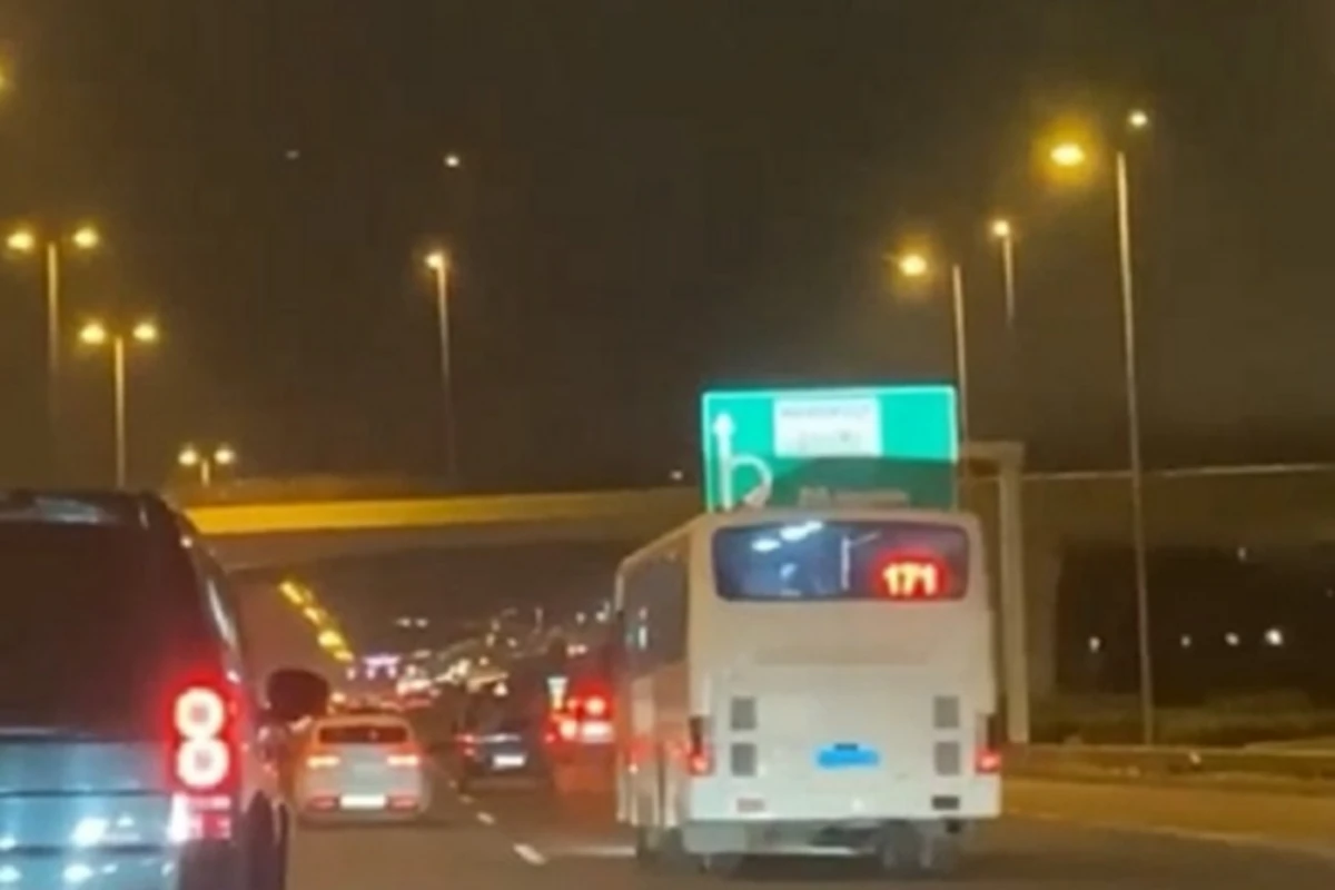 Sərnişin avtobusu aeroport yolunda belə şou göstərdi - ANBAAN VİDEO