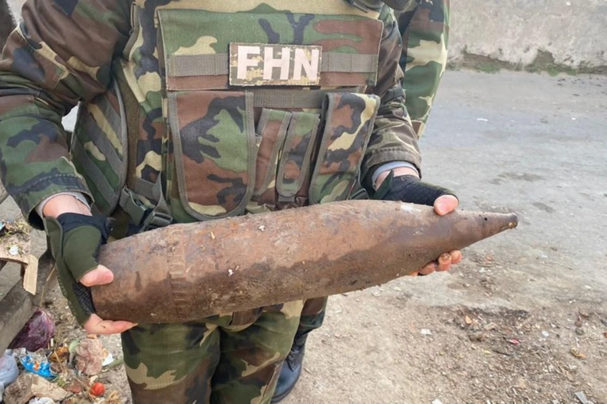 В Хырдалане обнаружен артиллерийский снаряд - ВИДЕО
