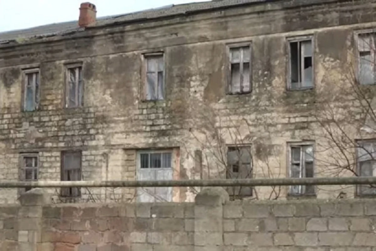 В Баку долгие годы находящийся в аварийном состоянии детсад продолжает функционировать - ВИДЕО