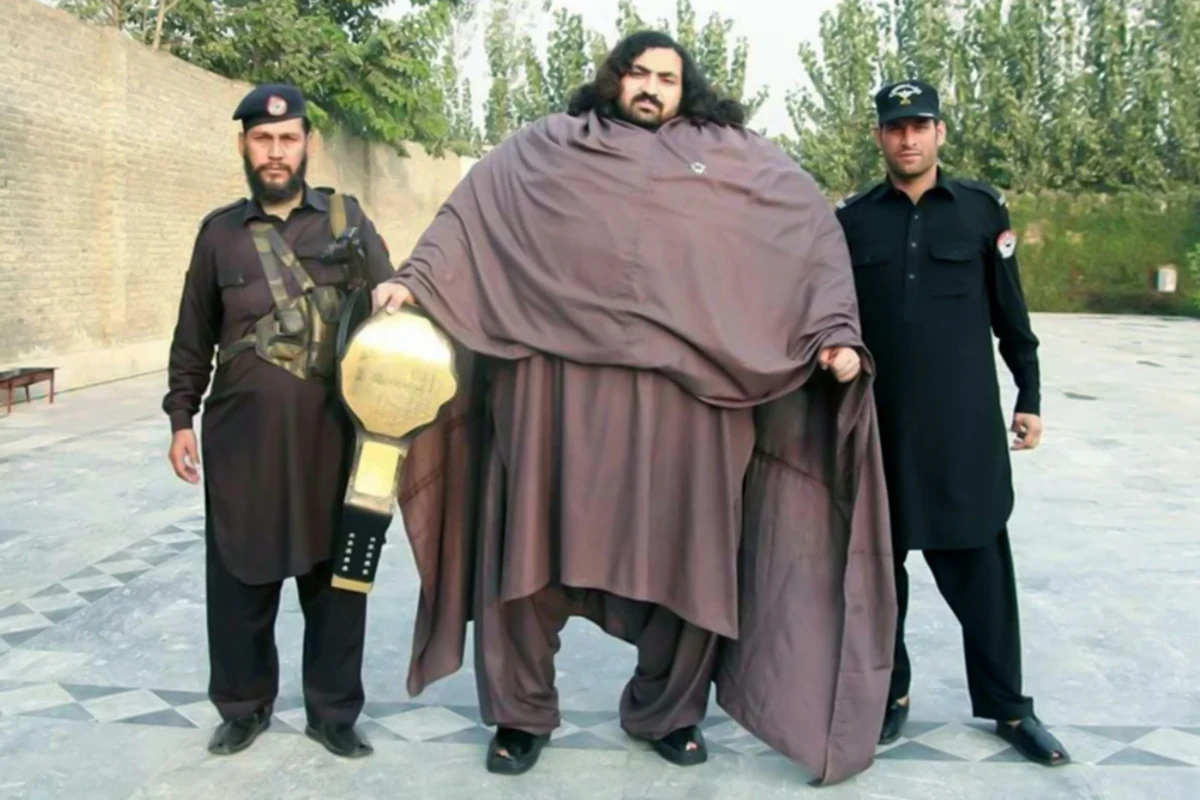Hər səhər 36 yumurta yeyir - Çəkisi 430 kiloqramdır - FOTO Hər səhər 36 yumurta yeyir - Çəkisi 430 kiloqramdır - FOTO